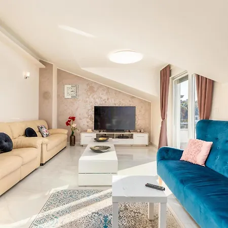 Hébergement de vacances Beautiful In Pula With Jacuzzi *