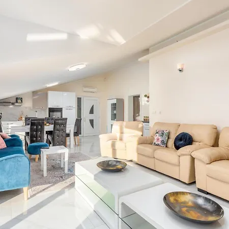 Beautiful In Pula With Jacuzzi Hébergement de vacances Pula