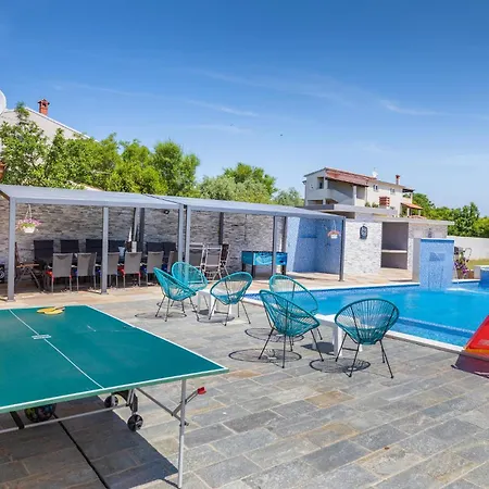 Beautiful In Pula With Jacuzzi Hébergement de vacances