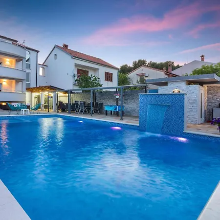 Beautiful In Pula With Jacuzzi Vikendica Pula