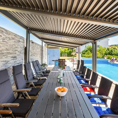 Beautiful In Pula With Jacuzzi *