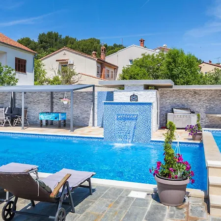 Vikendica Beautiful In Pula With Jacuzzi Pula