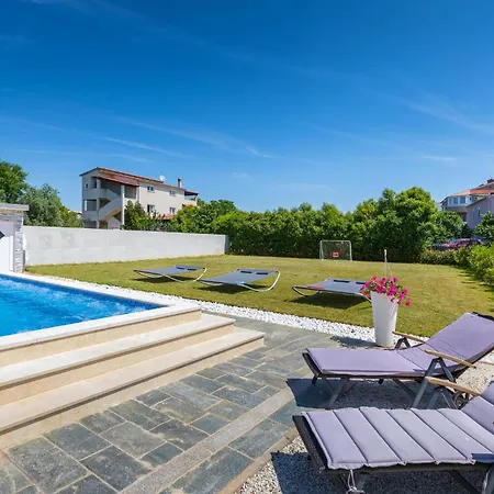 Beautiful In Pula With Jacuzzi Hébergement de vacances