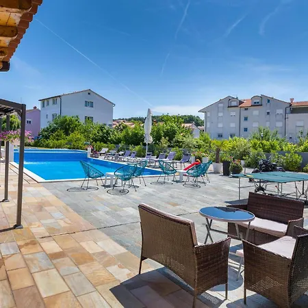 Beautiful In Pula With Jacuzzi Hébergement de vacances *