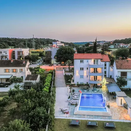 Vikendica Beautiful In Pula With Jacuzzi