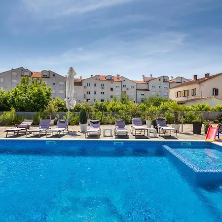 Vikendica Beautiful In Pula With Jacuzzi *