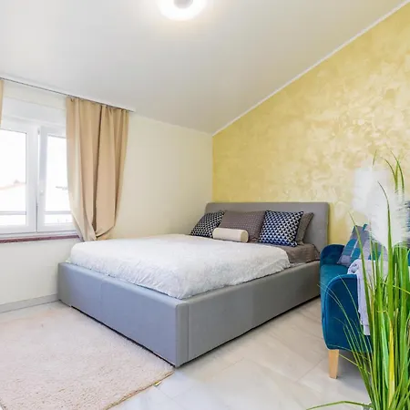 Beautiful In Pula With Jacuzzi *