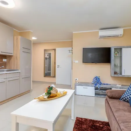 Beautiful In Pula With Jacuzzi Hébergement de vacances