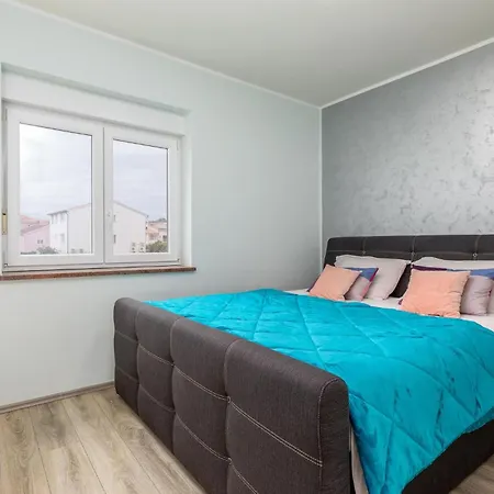 Beautiful In Pula With Jacuzzi *