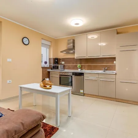 Beautiful In Pula With Jacuzzi プーラ