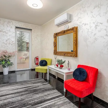 Beautiful In Pula With Jacuzzi 別荘