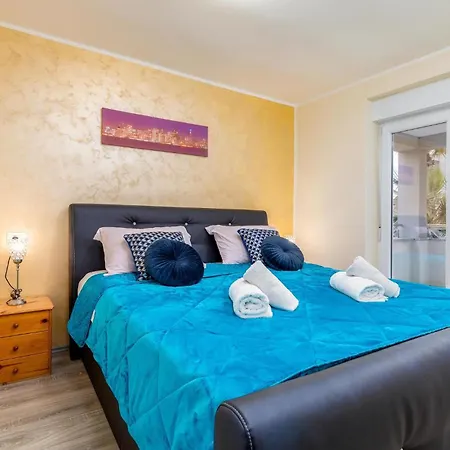 Beautiful In Pula With Jacuzzi Hébergement de vacances