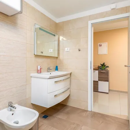 Beautiful In Pula With Jacuzzi 別荘 プーラ