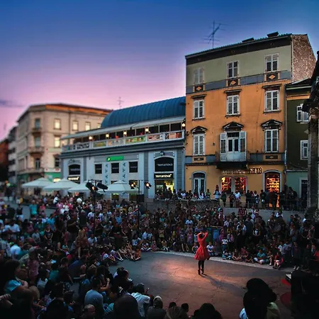 Beautiful In Pula With Jacuzzi Hébergement de vacances *