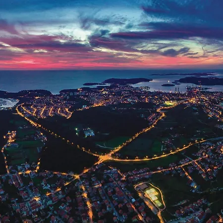 Beautiful In Pula With Jacuzzi *