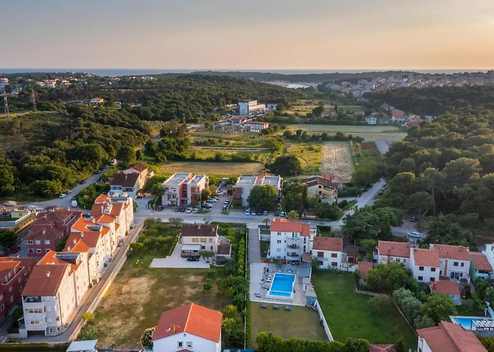 Vakantiehuis Beautiful In With Jacuzzi Pula