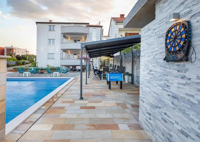 Vakantiehuis Beautiful In With Jacuzzi Pula