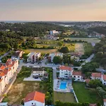 Сasa de vacaciones Beautiful In With Jacuzzi Pula