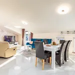 Сasa de vacaciones Beautiful In With Jacuzzi Pula