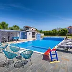 Beautiful In With Jacuzzi Pula