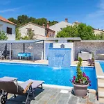 Сasa de vacaciones Beautiful In With Jacuzzi Pula