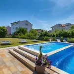 Сasa de vacaciones Beautiful In With Jacuzzi Pula