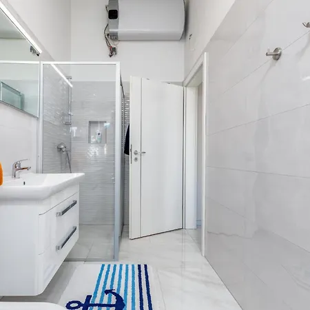 Beautiful In Pula With Jacuzzi * 풀라