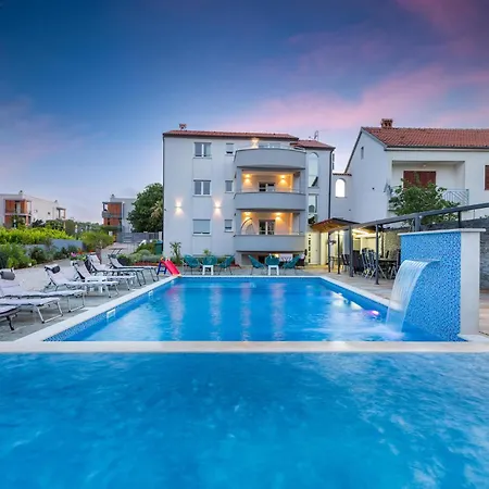 Beautiful In Pula With Jacuzzi *