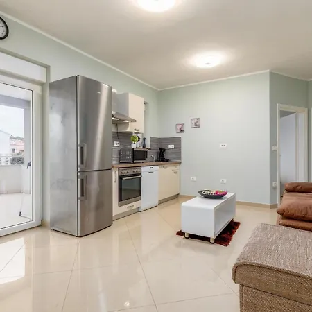 펜션 Beautiful In Pula With Jacuzzi *