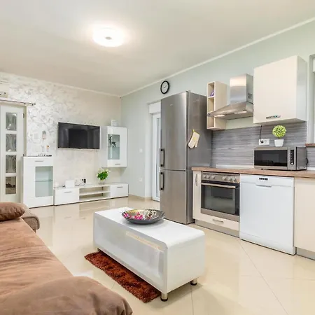 펜션 Beautiful In Pula With Jacuzzi *