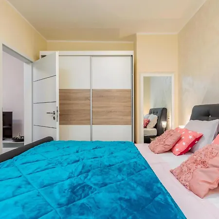 Beautiful In Pula With Jacuzzi * 풀라