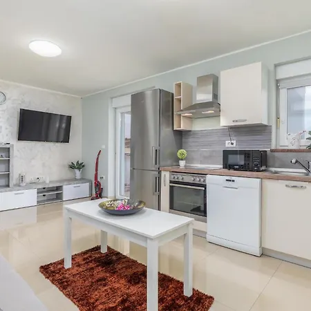 펜션 Beautiful In Pula With Jacuzzi