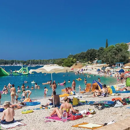 Beautiful In Pula With Jacuzzi 풀라