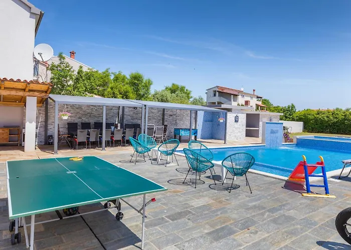 Beautiful In With Jacuzzi Holiday home
