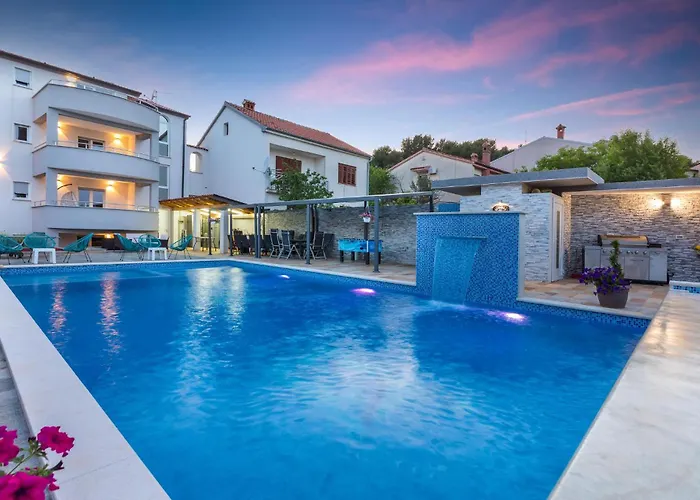Beautiful In With Jacuzzi Holiday home Pula