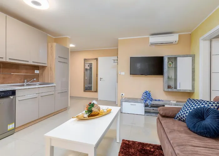 Beautiful In With Jacuzzi Holiday home