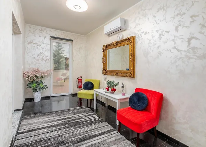 Beautiful In With Jacuzzi Holiday home
