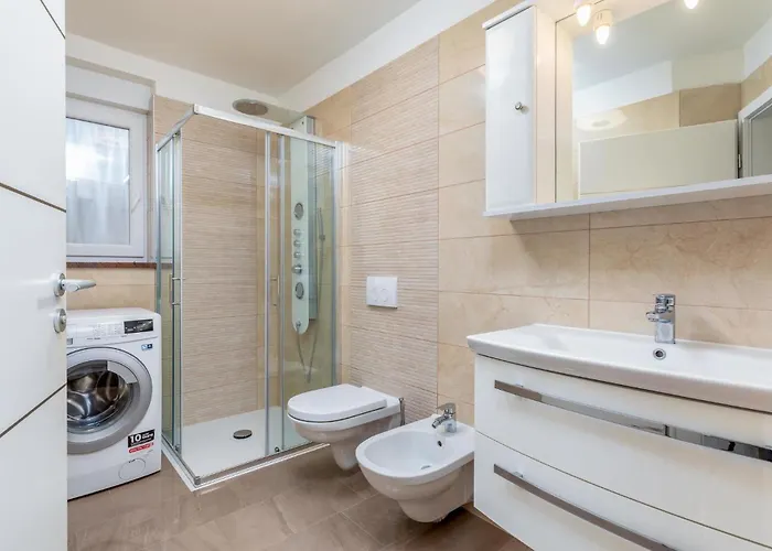 Beautiful In With Jacuzzi Holiday home Pula