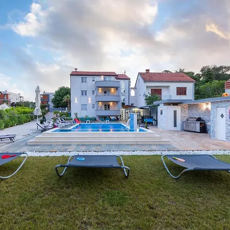 Beautiful In Pula With Jacuzzi *