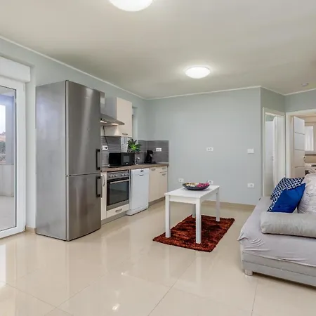 Beautiful In Pula With Jacuzzi Будинок відпочинку