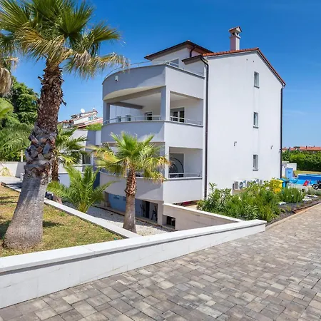 Beautiful In Pula With Jacuzzi Пула