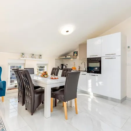 Beautiful In Pula With Jacuzzi Пула