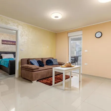 Beautiful In Pula With Jacuzzi