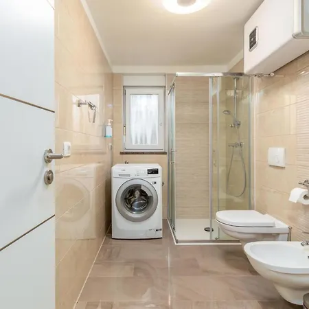 Будинок відпочинку Beautiful In Pula With Jacuzzi *