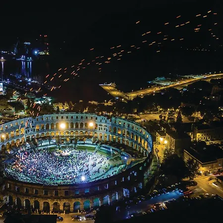 Будинок відпочинку Beautiful In Pula With Jacuzzi *